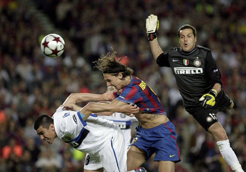 28일(현지 시각) 스페인 바르셀로나의 누 캄프에서 열린 2009-2010 유럽축구연맹(UEFA) 챔피언스리그 4강 2차전 이탈리아 인터 밀란 대 스페인 바르셀로나의 경기에서 줄리우 세자르(인터 밀란, 오른쪽) 골키퍼가 문전으로 날아온 공을 향해 점프를 하고 있다. 이날 경기에서 1 대 0으로 패한 인터 밀란이 1,2차전 합계 3 대 2로 결승에 진출했다.