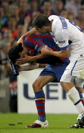 28일(현지 시각) 스페인 바르셀로나의 누 캄프에서 열린 2009-2010 유럽축구연맹(UEFA) 챔피언스리그 4강 2차전 이탈리아 인터 밀란 대 스페인 바르셀로나의 경기에서 티아고 모타(인터 밀란, 오른쪽)가 고통스러워하는 세르히오 부스케츠(바르셀로나, 왼쪽)의 모습을 살피고 있다. 이날 경기에서 1 대 0으로 패한 인터 밀란이 1,2차전 합계 3 대 2로 결승에 진출했다.
