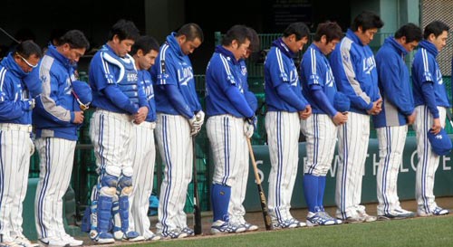 29일 서울 잠실야구장에서 열린 2010 프로야구 LG 트윈스-삼성 라이온즈 경기 전, 선수들이 천안함 순국 장병들을 애도하는 묵념을 하고 있다.