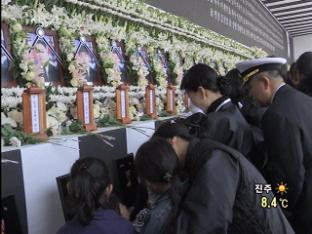 천안함 유족들 “이젠 안녕” 눈물의 이별