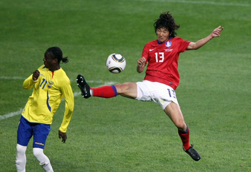 16일 서울 성산동 서울월드컵경기장에서 열린 축구 국가대표 한국과 에콰도르의 친선경기에서 한국 김재성이 발리슛을 시도하고 있다.