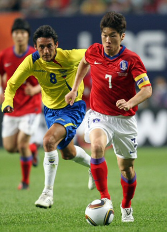 16일 서울월드컵경기장에서 열린 한국축구월드컵대표팀 출정식 경기에서 한국의 박지성이 에콰도르 페르난도 이달고를 피해 공을 드리블하고 있다.