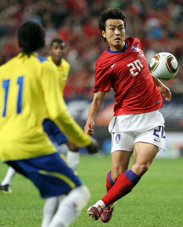 16일 서울 성산동 서울월드컵경기장에서 열린 축구국가대표 한국-에콰도르 친선경기에서 한국의 이동국이 패스를 받아내고 있다.