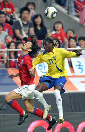 16일 서울월드컵경기장에서 열린 한국축구월드컵대표팀 출정식 경기에서 한국의 김재성이 에콰도르 지오반니 나자레노와 공중볼을 다투고 있다.