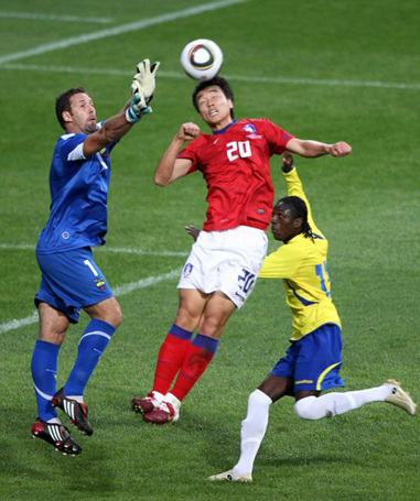16일 서울 성산동 서울월드컵경기장에서 열린 축구 국가대표 한국과 에콰도르의 친선경기에서 한국 이동국이 에콰도르 문전에서 헤딩슛을 시도하고 있다.