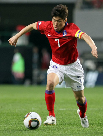 16일 서울 성산동 서울월드컵경기장에서 열린 축구국가대표 한국-에콰도르 친선경기에서 한국의 박지성이 패스를 하고 있다.