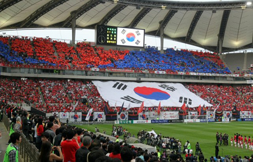 16일 서울 성산동 서울월드컵경기장에서 열린 축구 국가대표 한국과 에콰도르의 친선경기에서 축구팬들이 국민의례시 대형 태극기 카드섹션을 벌이고 있다.