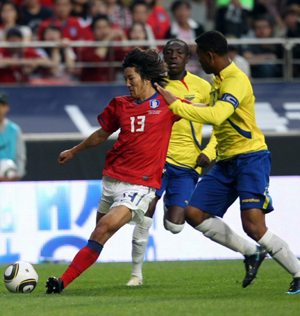 16일 서울월드컵경기장에서 열린 한국축구월드컵대표팀 출정식 경기에서 한국의 황재성이 에콰도르 수비를 피해 슛하고 있다.