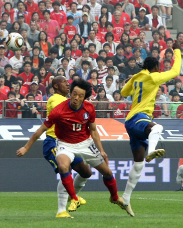 16일 서울월드컵경기장에서 열린 한국축구월드컵대표팀 출정식 경기에서 한국의 염기훈이 에콰도르 수비를 피해 몸을 던지고 있다.