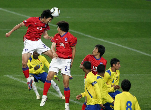 16일 서울 성산동 서울월드컵경기장에서 열린 축구 국가대표 한국과 에콰도르의 친선경기에서 한국 곽태휘가 헤딩슛을 시도하고 있다.