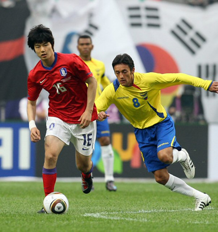 16일 서울 성산동 서울월드컵경기장에서 열린 축구국가대표 한국-에콰도르 친선경기에서 한국의 기성용이 상대 공격에 앞서 공을 따내고 있다.