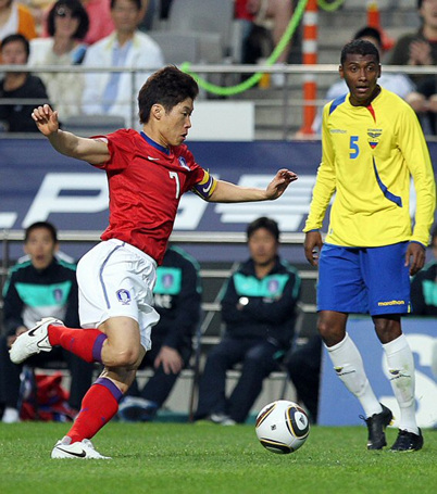 16일 서울 성산동 서울월드컵경기장에서 열린 축구국가대표 한국-에콰도르 친선경기에서 한국의 박지성이 드리블을 하고 있다.