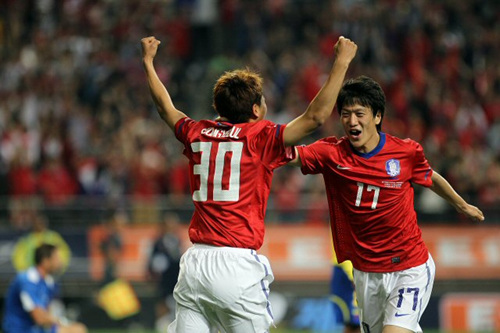 16일 서울 성산동 서울월드컵경기장에서 열린 축구국가대표 한국-에콰도르 친선경기에서 한국의 이승렬이 골을 넣은 후 이청용과 함께 기뻐하고 있다.