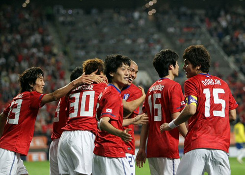 16일 서울 성산동 서울월드컵경기장에서 열린 축구국가대표 한국-에콰도르 친선경기에서 한국의 이승렬이 선제골을 넣은 후 선수들이 함께 기뻐하는 가운데 이청용이 관중석을 바라보고 있다.