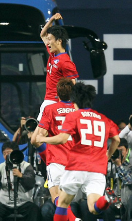 16일 서울월드컵경기장에서 열린 한국축구월드컵대표팀 출정식 경기에서 한국의 이청용이 에콰도르에 두번째 골을 넣은 후 기뻐하고 있다.