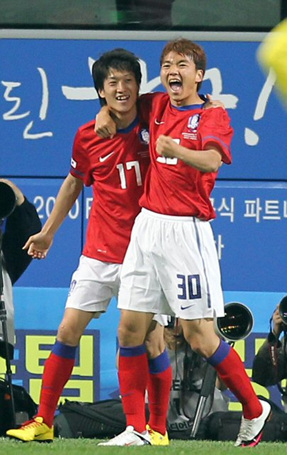 16일 서울월드컵경기장에서 열린 한국축구월드컵대표팀 출정식 경기에서 한국의 이승렬(30)이 에콰도르에 첫 골을 넣은 후 이청용과 함께 기뻐하고 있다.