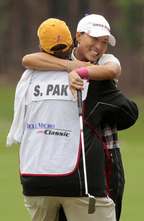 17일(한국시간) 미국 앨라배마주 모빌의 매그놀리아 그로브 골프장(파72)에서 열린 벨 마이크로 LPGA 클래식 투어에서 승리한 박세리가 자신의 캐디를 안으며 기뻐하고 있다.