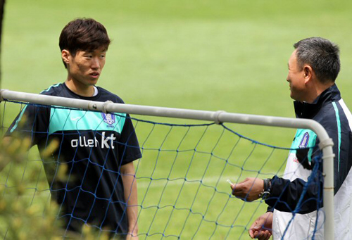 17일 오전 파주NFC(대표팀트레이닝센터)에서 열린 한국축구대표팀 회복훈련에서 허정무 감독과 박지성이 대화하고 있다.