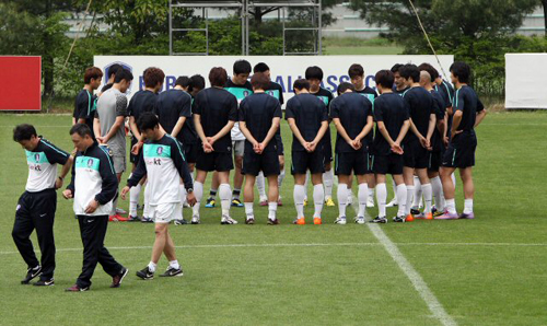 17일 오전 파주NFC(대표팀트레이닝센터)에서 열린 한국축구대표팀 회복훈련에서 주장인 박지성이 선수들에게 감독의 지시사항을 전달하고 있다.