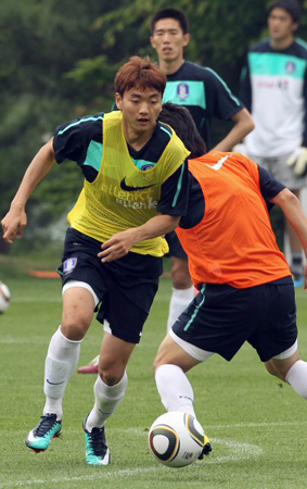 17일 오전 파주NFC(대표팀트레이닝센터)에서 한국축구대표팀 회복훈련 미니게임에서 이승렬이 수비를 피해 돌파를 시도하고 있다.