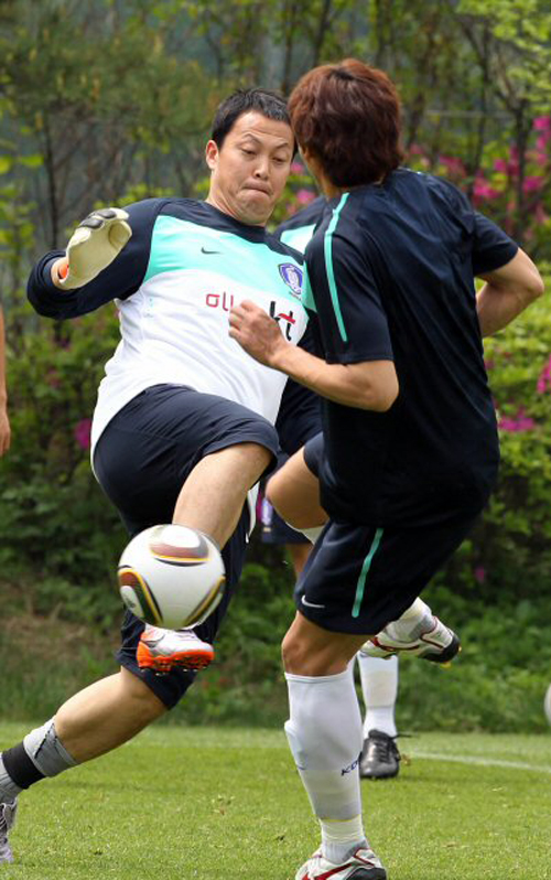 17일 오전 파주NFC(대표팀트레이닝센터)에서 한국축구대표팀 회복훈련에서 이운재가 미니게임 훈련을 하고 있다.