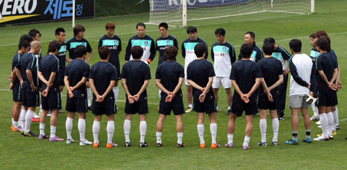 17일 오전 파주NFC(대표팀트레이닝센터)에서 열린 한국축구대표팀 회복훈련에서 허정무 감독이 선수들에게 훈련 지시를 하고 있다.