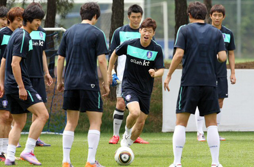 17일 오전 파주NFC(대표팀트레이닝센터)에서 한국축구대표팀 회복훈련에서 박지성이 미니게임 훈련을 하고 있다.