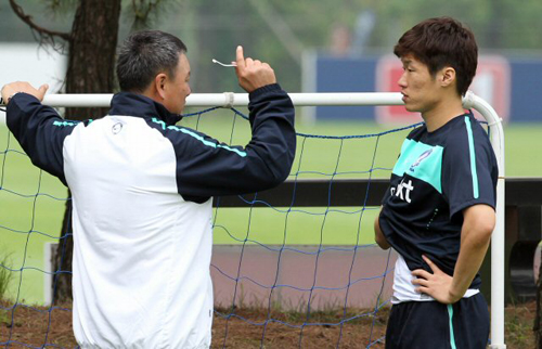 17일 오전 파주NFC(대표팀트레이닝센터)에서 열린 한국축구대표팀 회복훈련에서 허정무 감독과 박지성이 대화하고 있다.