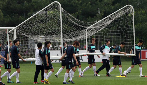 17일 오전 파주NFC(대표팀트레이닝센터)에서 열린 한국축구대표팀 회복훈련에서 선수들이 미니게임을 위해 골대를 옮기고 있다.