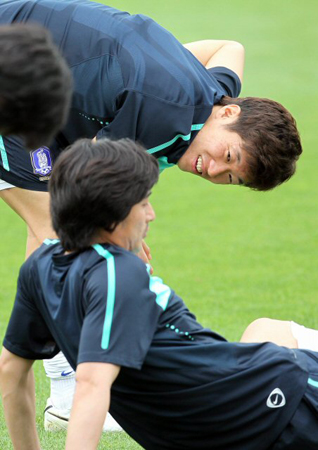 17일 오전 파주NFC(대표팀트레이닝센터)에서 한국축구대표팀 회복훈련에서 안정환과 박지성이 밝은 표정으로 대화하고 있다.