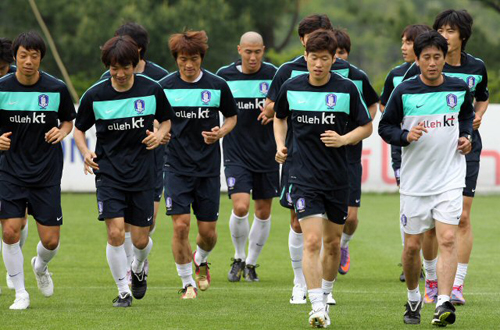 17일 오전 파주NFC(대표팀트레이닝센터)에서 열린 한국축구대표팀 회복훈련에서 선수들이 가벼운 러닝으로 몸을 풀고 있다.