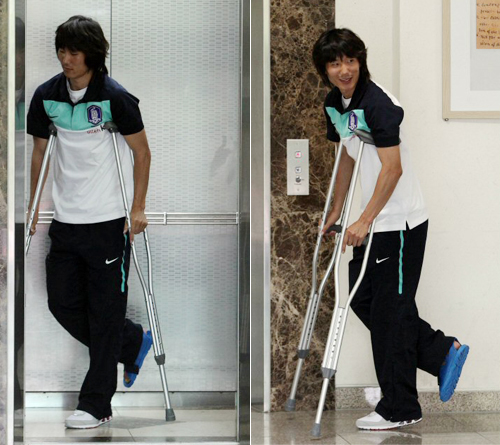 에콰도르와의 친선경기에서 발목부상을 입은 김재성이 병원검진을 마친 뒤 목발을 짚은 채 17일 오전 파주NFC(대표팀트레이닝센터)로 들어서고 있다.