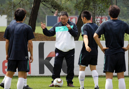 17일 오전 파주NFC(대표팀트레이닝센터)에서 한국축구대표팀 회복훈련에서 허정무 감독이 선수들에게 훈련지시를 하고 있다.