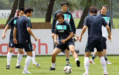 17일 오전 파주NFC(대표팀트레이닝센터)에서 한국축구대표팀 회복훈련에서 박주영이 미니게임 훈련을 하고 있다.