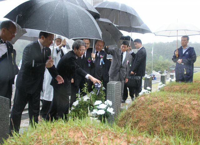 정운찬 국무총리가 18일 광주광역시 5.18 국립묘지에서 열린 5.18 민주화운동 기념식을 마친 뒤 묘역을 참배하고 있다.