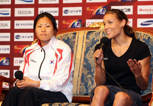 2010 대구국제육상경기대회를 하루 앞둔 18일 대구 인터불고호텔에서 열린 기자회견에서 여자 허들 100m의 롤로 존스(미국)가 이연경(안양시청)에게 조언을 해주고 있다. 롤로 존스는 스포츠 앵커우먼으로도 활동하고 있다.