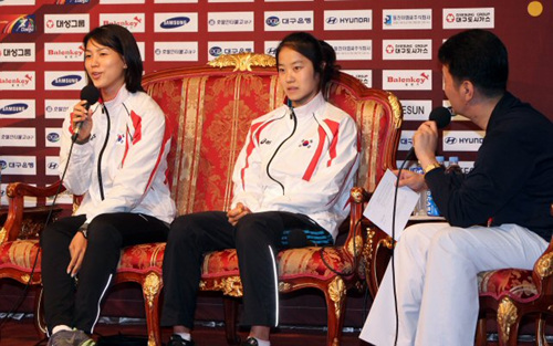 2010대구국제육상경기대회에 출전하는 한국 육상 대표팀 선수들이 18일 오후 대구 수성구 만촌동 호텔인터불고에서 기자회견을 하고 있다. 왼쪽부터 최윤희(SH공사), 임은지(연제구청). 대회는 19일 대구스타디움에서 열린다.
