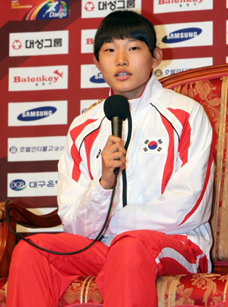 2010대구국제육상경기대회에 출전하는 이선애(대구체고)가 18일 오후 대구 수성구 만촌동 호텔인터불고에서 기자회견을 하고 있다. 대회는 19일 대구스타디움에서 열린다.