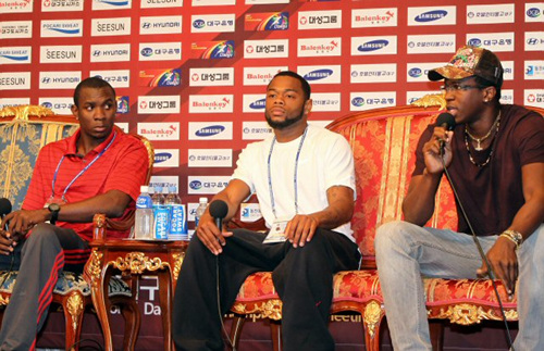 2010 대구국제육상경기대회를 하루 앞둔 18일 대구 인터불고호텔에서 열린 기자회견에서 남자 110m 허들의 라이언 브로스웨이트(바베이도스), 데이비드 페인(미국), 다이론 로블레스(쿠바)(왼쪽부터) 등이 질문에 답하고 있다.