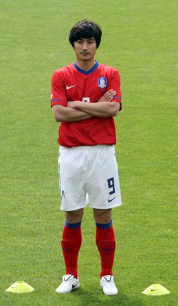 19일 오후 파주NFC(대표팀트레이닝센터)에서 열린 한국축구대표팀 포토데이 행사에서 안정환이 포즈를 취하고 있다.