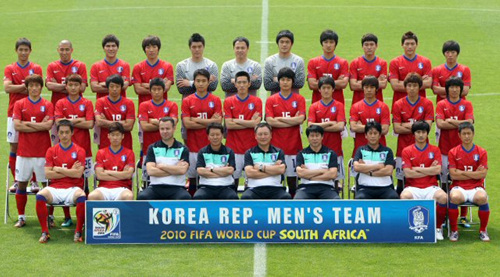 19일 오후 파주NFC(대표팀트레이닝센터)에서 열린 한국축구대표팀 포토데이 행사에서 선수들과 코칭스태프들이 포즈를 취하고 있다.