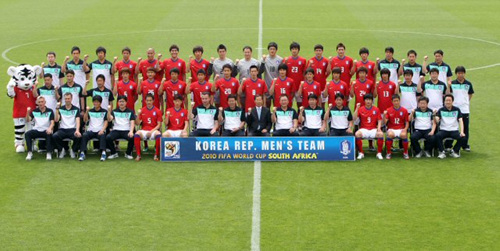 19일 오후 파주NFC(대표팀트레이닝센터)에서 열린 한국축구대표팀 포토데이 행사에서 선수들과 코칭스태프, 지원스태프들이 파이팅을 외치고 있다.