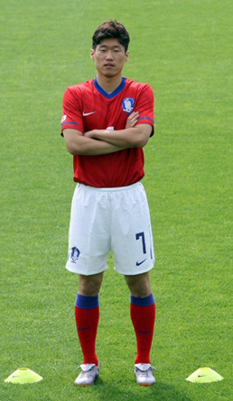 19일 오후 파주NFC(대표팀트레이닝센터)에서 열린 한국축구대표팀 포토데이 행사에서 박지성이 포즈를 취하고 있다.
