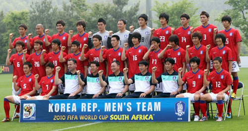 19일 오후 파주NFC(대표팀트레이닝센터)에서 열린 한국축구대표팀 포토데이 행사에서 선수들과 코칭스태프들이 파이팅을 외치고 있다.