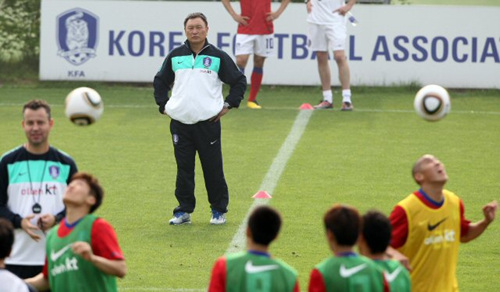 19일 오후 파주NFC(대표팀트레이닝센터)에서 열린 한국축구대표팀 훈련에서 허정무 감독이 선수들의 훈련 모습을 지켜보고 있다.