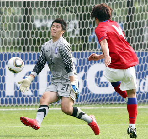 19일 오후 파주NFC(대표팀트레이닝센터)에서 열린 한국축구대표팀 훈련 미니게임에서 김영광이 슈팅을 막아내고 있다.