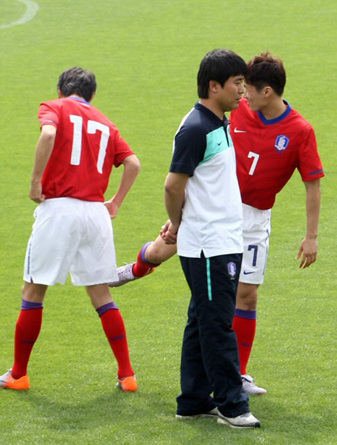 19일 오후 파주NFC(대표팀트레이닝센터)에서 열린 한국축구대표팀 포토데이 행사에서 박지성이 이청용에게 장난을 걸고 있다.