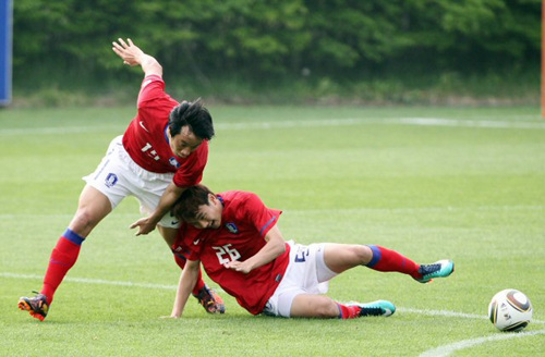 19일 오후 파주NFC(대표팀트레이닝센터)에서 열린 한국축구대표팀 훈련에서 염기훈과 이승렬이 볼다툼을 벌이다 넘어지고 있다.