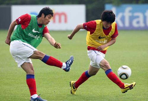 19일 오후 파주NFC(대표팀트레이닝센터)에서 열린 한국축구대표팀 훈련 미니게임에서 이근호가 슈팅을 하고 있다.