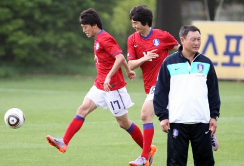 19일 오후 파주NFC(대표팀트레이닝센터)에서 열린 한국축구대표팀 훈련에서 이청용과 기성용이 볼다툼을 하고 있다.